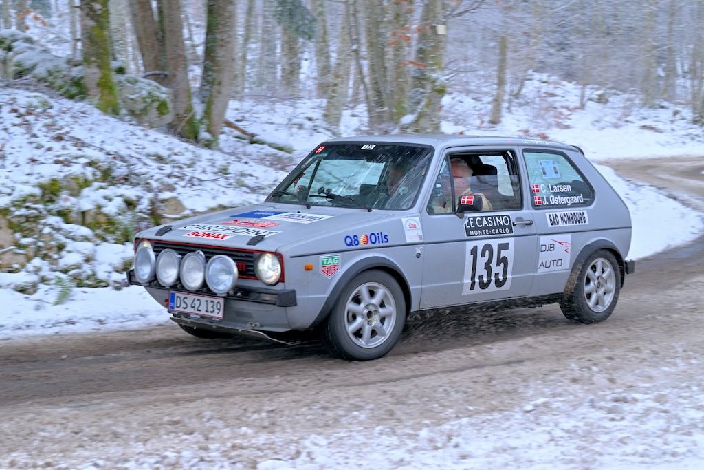 Chris Larsen og Jan Østergaard har med stabil kørsel placeret deres VW Golf GTI fra 1982 som nr. 87 på første ægte konkurrencedag i Rallye Monte-Carlo Historique.
(Foto: Per Vilslev)